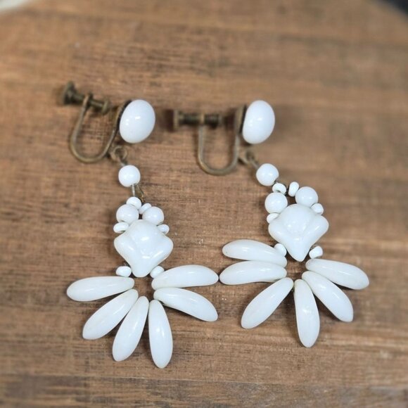 Vtg Art deco 1940s made in JAPAN milk glass screw back earrings - Picture 2 of 10